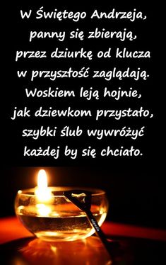 Czarna kartka ze świecą paląca się w misce andrzejki